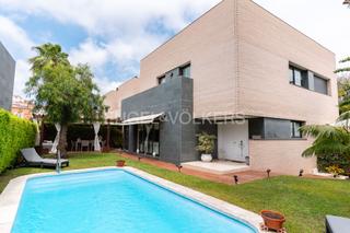 Maison à Sector Est. Exclusiva casa moderna a unos pasos de la playa