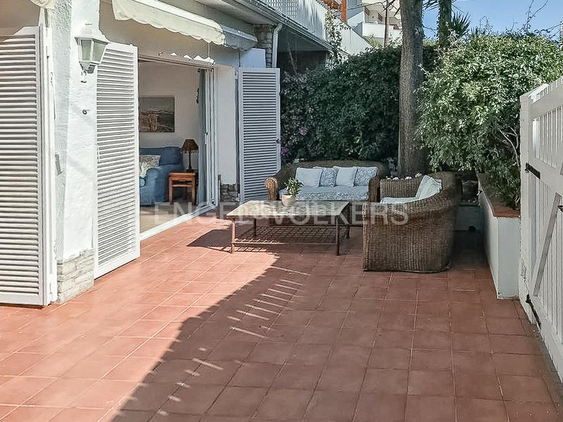 Foto fa25548e-5d30-47bf-b772-fa33e6b89c94. Apartamento encantador piso con jardín privado en el vinyet, en Sitges