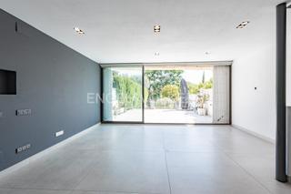 Rent House in Ciutat Diagonal. Casa adosada con jardin en esplugues