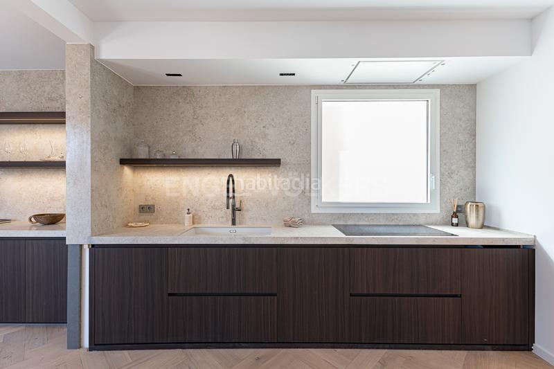 Foto 0f7428d6-6a0a-4670-a0b3-a3fc89f19d6a. Àtic amb calefacció a Dreta de l´Eixample Barcelona