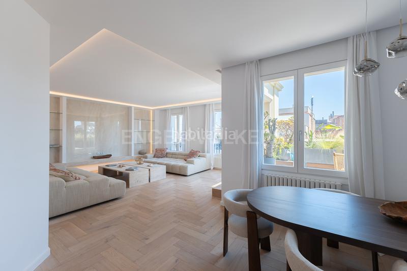 Foto 6b4a0abb-31b4-4276-80e5-966f3933d1c7. Àtic amb calefacció a Dreta de l´Eixample Barcelona