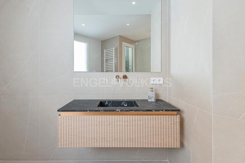 Foto adeb9832-c2a3-4c33-962a-2e7c0df043ea. Àtic amb calefacció a Dreta de l´Eixample Barcelona