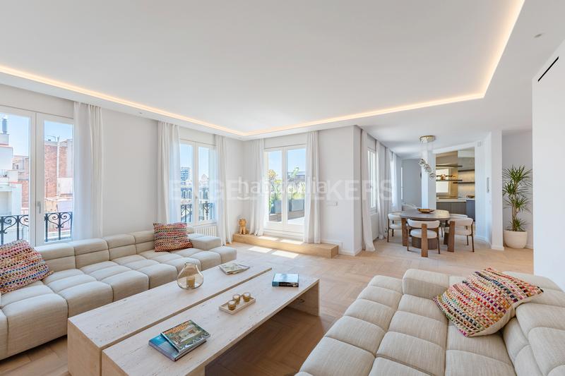 Foto d30b0926-fadf-493a-ac2f-99eb97e02c03. Àtic amb calefacció a Dreta de l´Eixample Barcelona