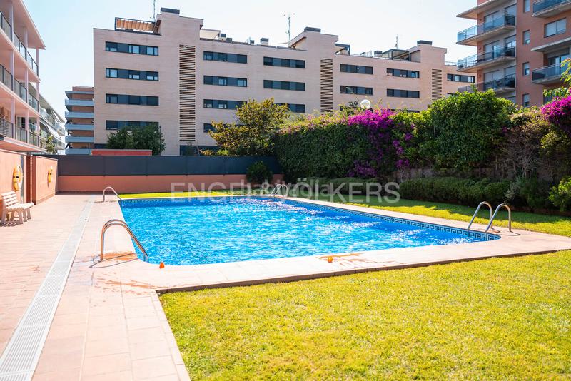 Foto 45c9501f-dbb7-46fb-b379-e729a4c40549. Ático magnífico ático con 2 balcones y una gran terraza superior en Vilassar de Mar