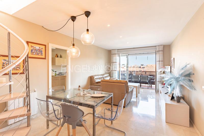Foto c1bc05fc-3ea9-4348-8859-289f13eea30a. Ático magnífico ático con 2 balcones y una gran terraza superior en Vilassar de Mar