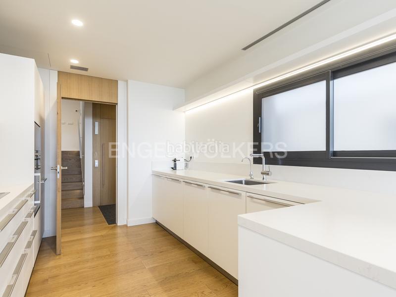 Foto 1ad2f52d-6b3b-4a5d-bd7c-8ff966809184. Alquiler casa moderna casa con piscina en sarriá en Barcelona