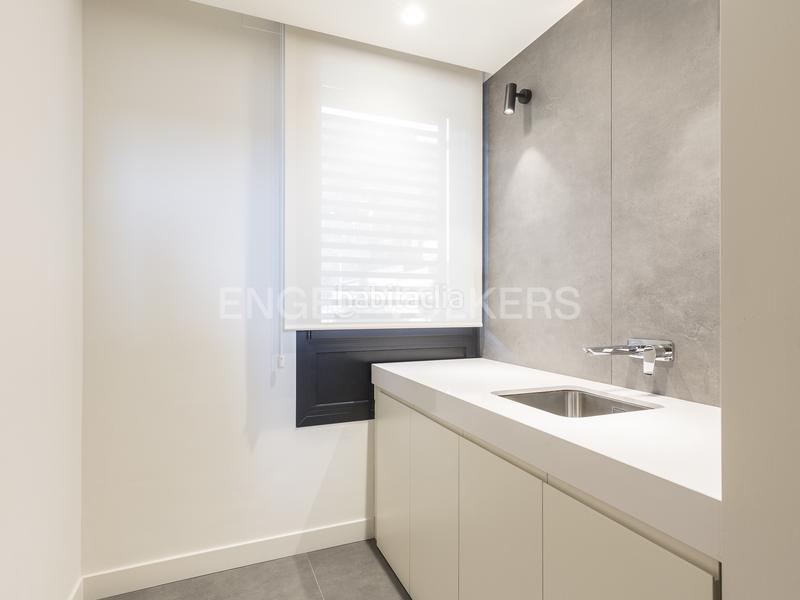 Foto 27182f6d-70d2-46bf-b28f-37c979bc93c7. Alquiler casa moderna casa con piscina en sarriá en Barcelona