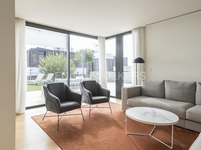 Foto 74292076-564e-4a93-a3db-903f7fa7ad1a. Alquiler casa moderna casa con piscina en sarriá en Barcelona