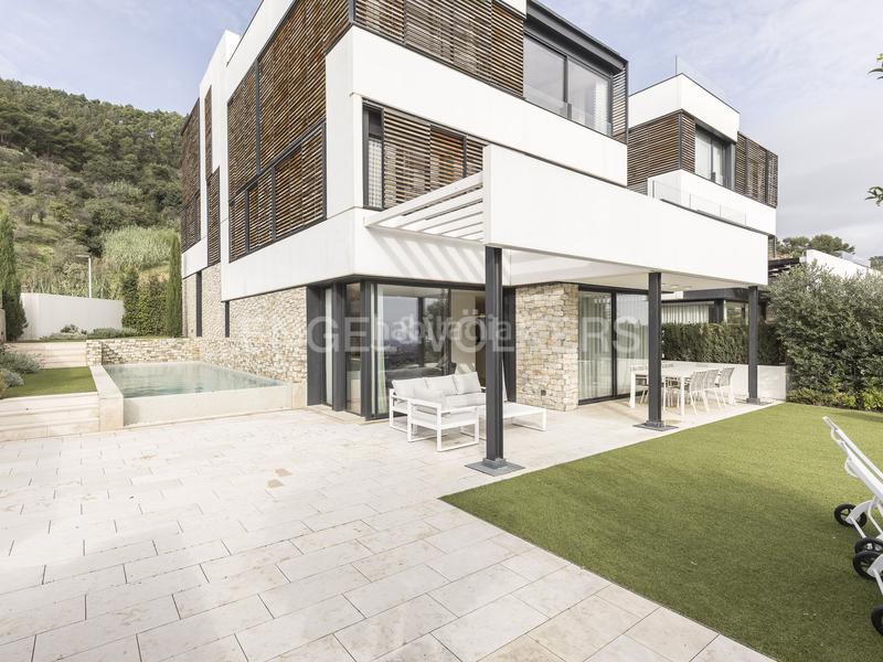 Foto e9cbde10-6bf0-44c6-a45f-dc3212bc1fce. Alquiler casa moderna casa con piscina en sarriá en Barcelona