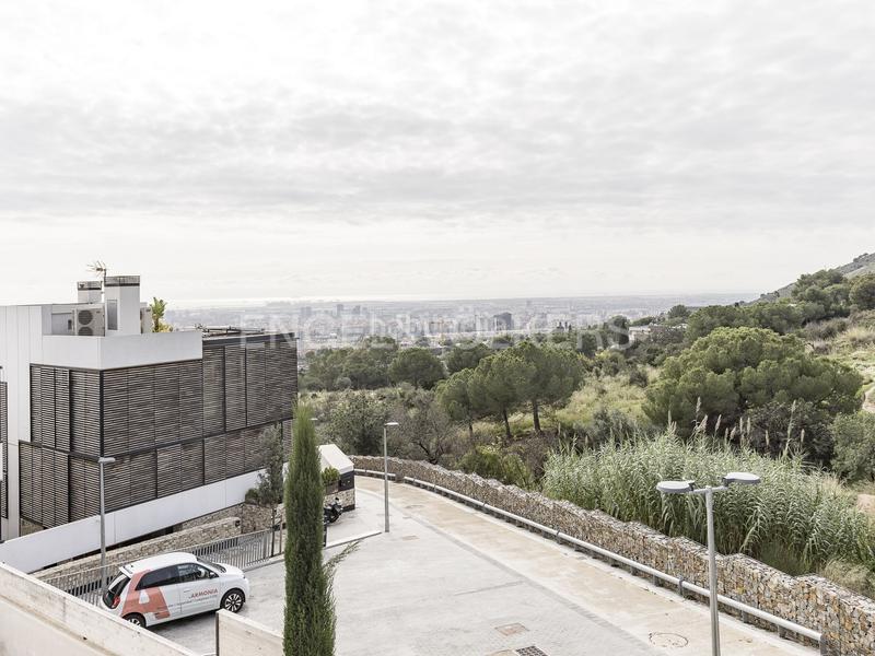 Foto 302e1f2e-d9b7-4cd9-b8ec-563fc0e8f62b. Lloguer casa amb calefacció aparcament piscina a Barcelona