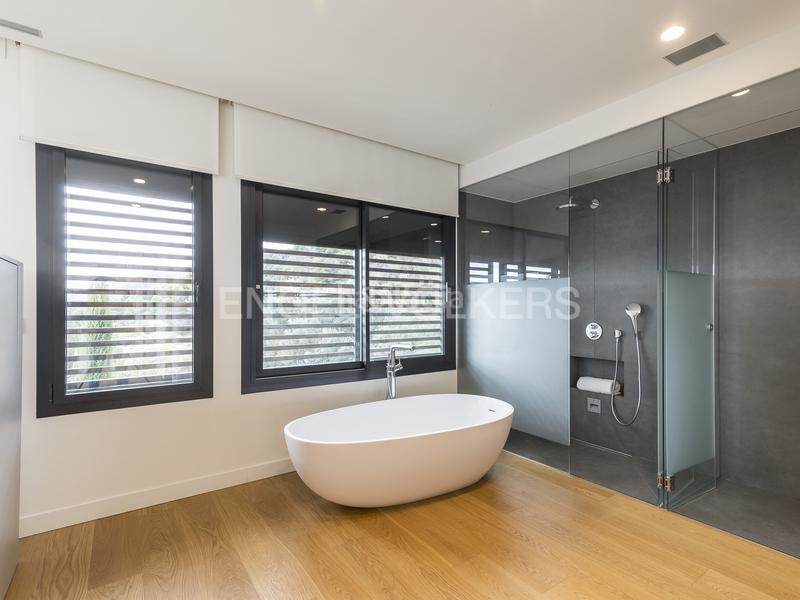 Foto 3feaa5be-ef64-496a-b9b1-cf9ae73f0887. Lloguer casa amb calefacció aparcament piscina a Barcelona