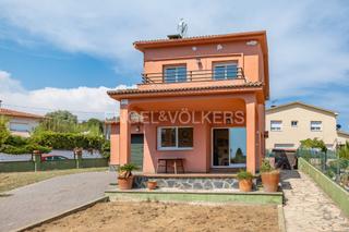 Casa a Bigues i Riells. Casa esquinera con encanto en can regasol  bigues i riells