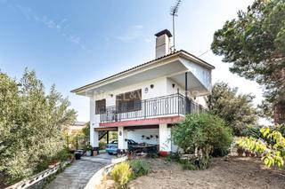 Casa a Lliçà d´Amunt. Casa con vistas, jardín amplio y apartamento independiente en ll