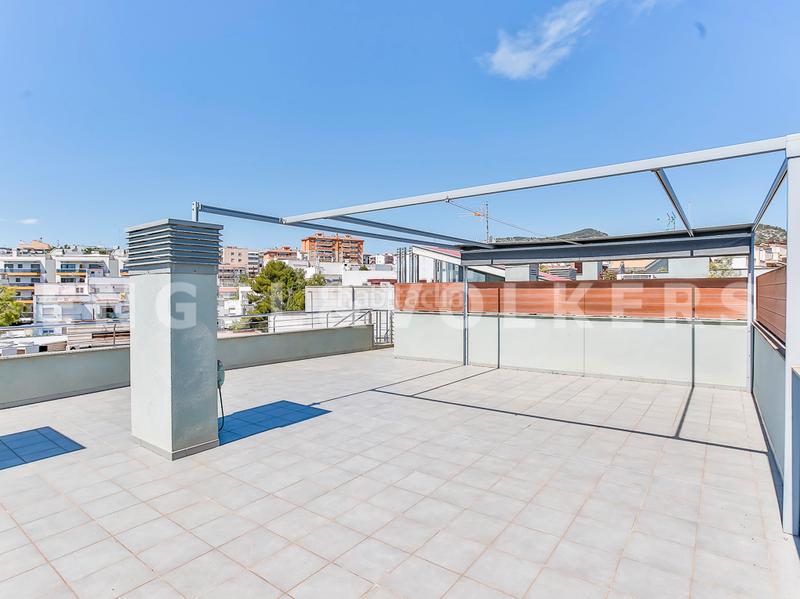 Foto dd45fa2b-0afc-46a0-b3e6-c293e24c1039. Attico con riscaldamento parcheggio in Aiguadolç - Sant Sebastià Sitges