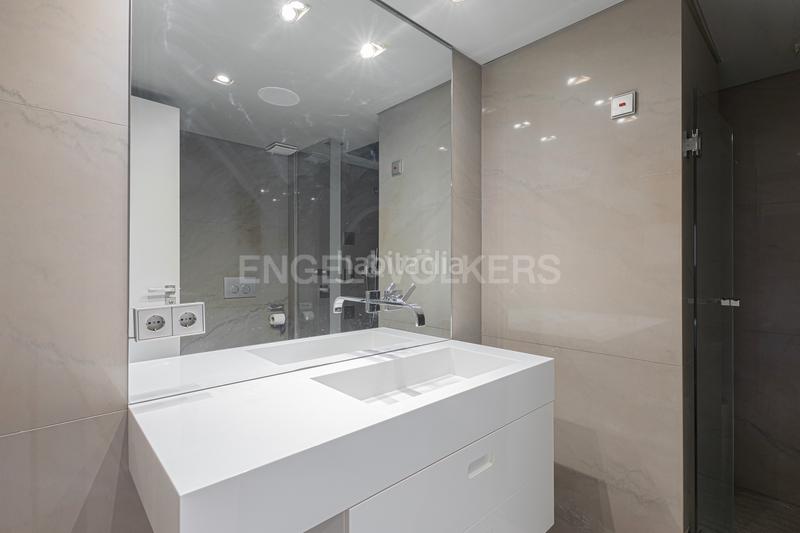 Foto f068cd3e-7ba5-4586-8ea4-88271bd0db4b. Lloguer apartament amb calefacció aparcament piscina a Barcelona
