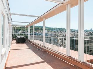 Attique à Raval. Ático reformado con terraza privada y espectaculares vistas pano