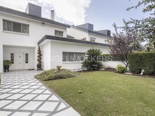 Maison à Pedralbes. Fantástica casa adosada con piscina y pista de pádel en pedralbe