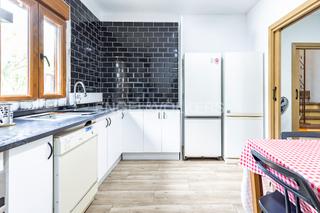Casa a Cànoves i Samalús. Casa con gran patio semi reformada