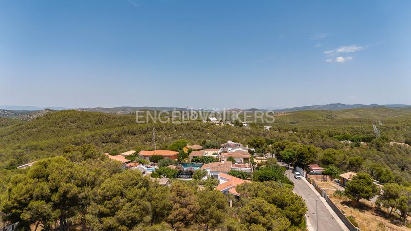 Foto a6f1a77c-9cdd-4fd5-a9c2-a9f3fa878ff1. Terreno residencial soleado terreno con rebaje completado en Sant Pere de Ribes