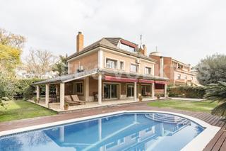 Casa a Ciutat Diagonal. Espectacular casa con gran jardín y pisicina