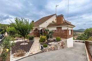 Haus in Caldes de Montbui. Casa exclusiva en la urbanización els saulons