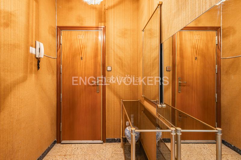 Foto ebce1337-9c1c-4da9-ac35-480ed49822ef. Àtic amb calefacció aparcament a El Gall Esplugues de Llobregat