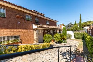 Casa a Vilassar de Dalt. Casa independiente con vistas al mar y jardín llano en vilassar