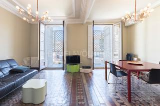 Appartement à L´Antiga Esquerra de l´Eixample. Lujoso piso alto con mucho encanto con terraza y doble orientaci