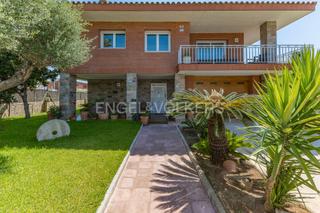 Casa a Can Vallhonrat. Casa de dos plantas con jardín.  ideal para grandes familias o d