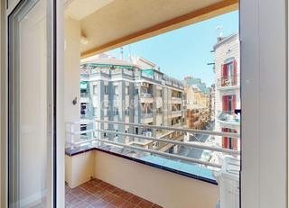 Miete Appartement in El Poble Sec - Parc de Montjuïc. Apartamento temporal moderno de 3 habitaciones con balcón en pob