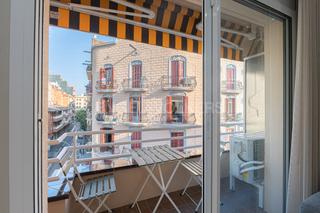 Miete Appartement in El Poble Sec - Parc de Montjuïc. Apartamento temporal moderno de 3 habitaciones con balcón en pob