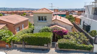 Maison à Santa Coloma de Cervelló. Casa unifamiliar a cuatro vientos en el centro de santa coloma d
