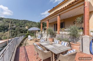 House in Sarrià. Casa acogedora con preciosas vistas al mar al lado del peu de fu