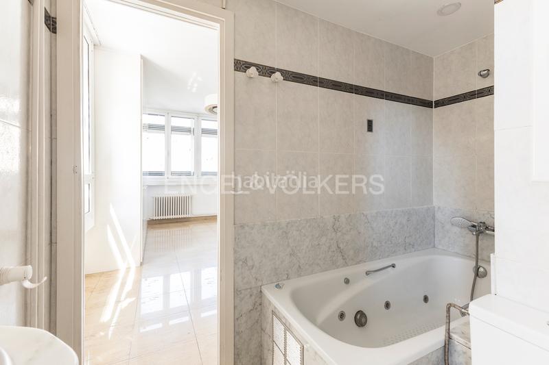 Foto 2589fdde-b5d4-458a-8c63-075c665bd271. Apartament amb calefacció aparcament a L´Antiga Esquerra de l´Eixample Barcelona