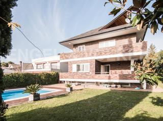 Rent House in Valldoreix. Casa de grandes dimensiones en valldoreix