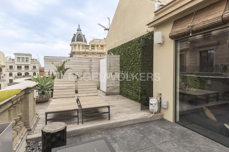 Foto 512d5a28-b0b6-4c4a-9a06-3ce8df0382e8. Alquiler apartamento ático temporal de diseño con vistas panorámicas a en Barcelona