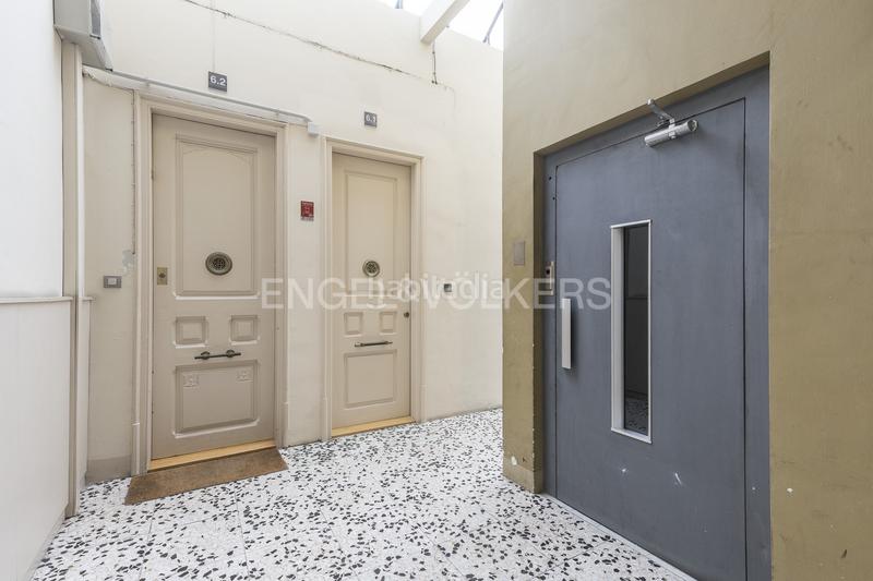 Foto b1555502-fdcc-4f13-a5ec-9a7118855fd5. Alquiler apartamento ático temporal de diseño con vistas panorámicas a en Barcelona