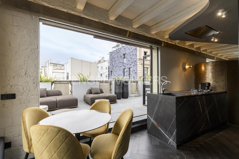 Foto e9b702b5-9996-47ab-997a-7802991e32fa. Alquiler apartamento ático temporal de diseño con vistas panorámicas a en Barcelona