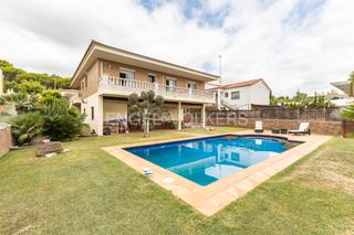 Casa a Cunit Residencial. Casa unifamiliar con buenas vistas y cerca de la playa!