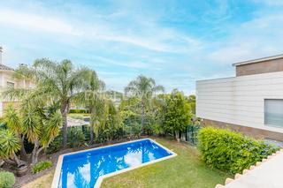 Casa a El Tancat-Mas d´en Gual. Exclusiva casa con vistas a la montaña y piscina privada en el v