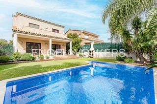 Maison à El Tancat-Mas d´en Gual. Exclusiva casa con vistas a la montaña y piscina privada en el v