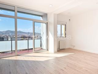 Apartamento en La Verneda - La Pau. Atico con balcón