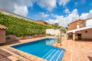 Haus in Can Rial. Espléndida casa con piscina, en esparreguera, a 35 km de barcelo