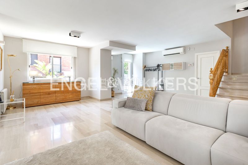 Foto a4321758-0121-4235-84ff-e53254e3a201. Casa amb calefacció aparcament piscina a Califòrnia-Santa Madrona Masnou (El)