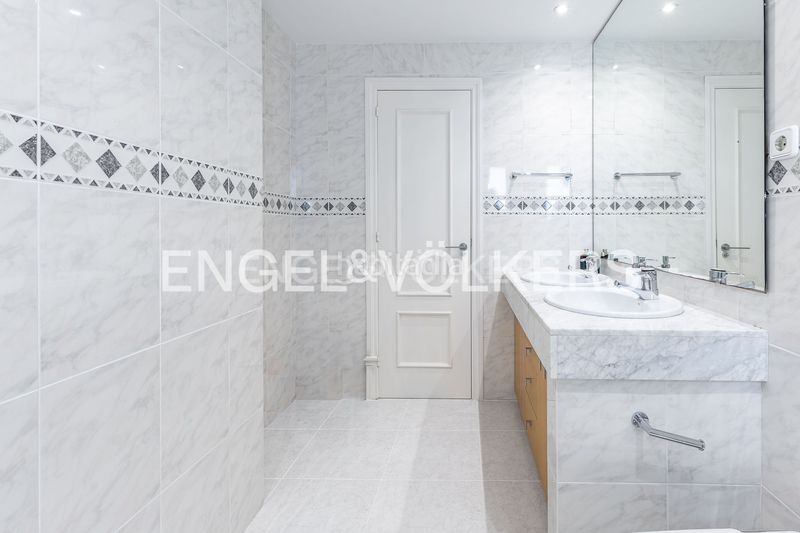 Foto c12687ae-d63d-4553-b3ff-e1f807452f3e. Casa amb calefacció aparcament piscina a Califòrnia-Santa Madrona Masnou (El)