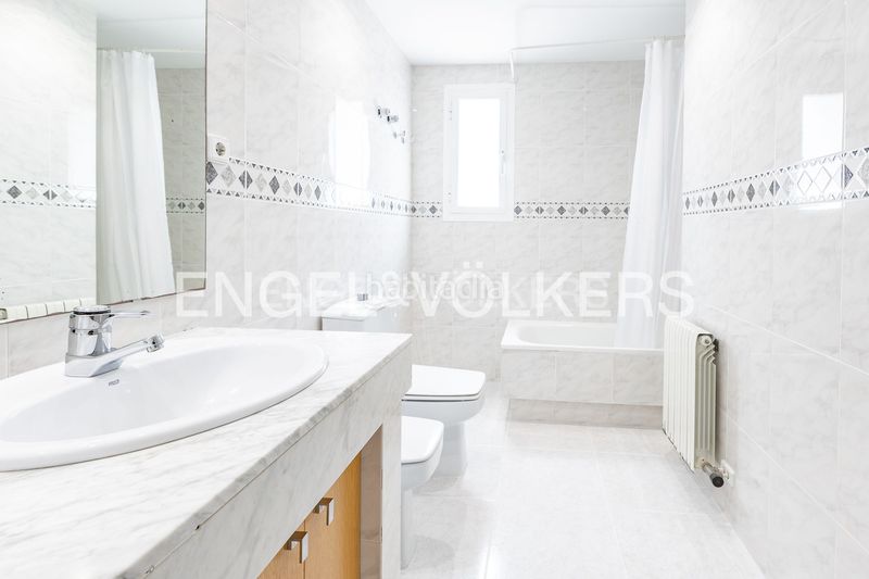 Foto ffd955a2-82a7-4ecf-b80b-8cd6bb475079. Casa amb calefacció aparcament piscina a Califòrnia-Santa Madrona Masnou (El)