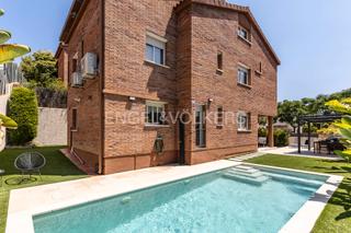 Maison à Califòrnia-Santa Madrona. Maravillosa casa unifamiliar con vistas al mar, piscina y garage
