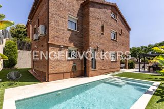Casa a Califòrnia-Santa Madrona. Maravillosa casa unifamiliar con vistas al mar, piscina y garage
