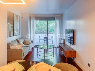 Lloguer Apartament a Dreta de l´Eixample. Elegante apartamento con balcón en calle de parís.