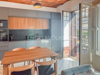 Lloguer Apartament a La Nova Esquerra de l´Eixample. Elegante apartamento con balcón en la calle comte urgell